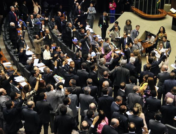 Emenda aprovada prevê responsabilidade solidária nas obrigações trabalhistas